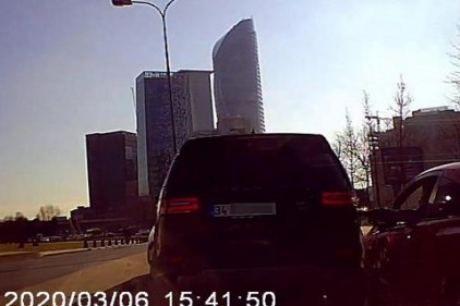İnatçı sürücülerin yol kavgası kamerada