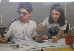 İnce cam çubuklar bin derece sıcaklıkta oya gibi işleniyor