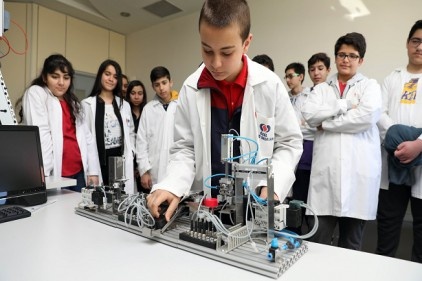 &#8220;8&#8217;inci Sınıf Laboratuvar Atölyesi&#8221;ne 120 öğenci katıldı