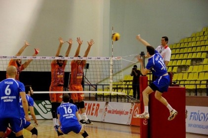 İnegöl Belediye Voleybol takımını 3-2 yendi