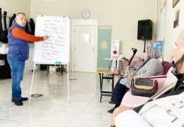 İngilizce öğreterek hafıza antrenmanı yaptırıyor