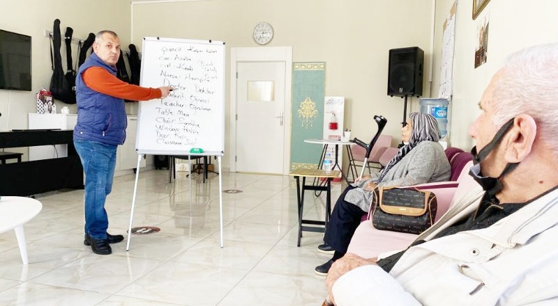 İngilizce öğreterek hafıza antrenmanı yaptırıyor