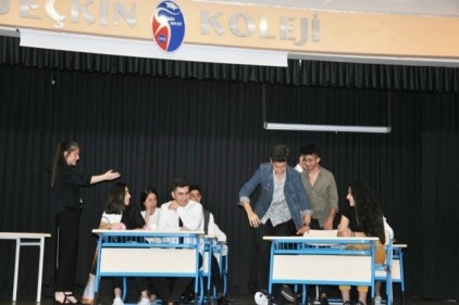 İngilizceyi öğrencilere sevdirerek yaşamlarına entegre ediyoruz