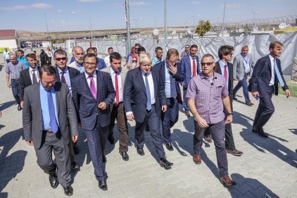 İngiltere Dışişleri Bakanı Johnson çadır kenti görmek için geldi