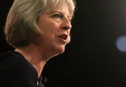 İngiltere’de hem kafalar hem de Theresa’lar karıştı