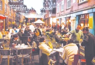 İngiltere'de maske takmak zorunluluk olmaktan çıkıyor