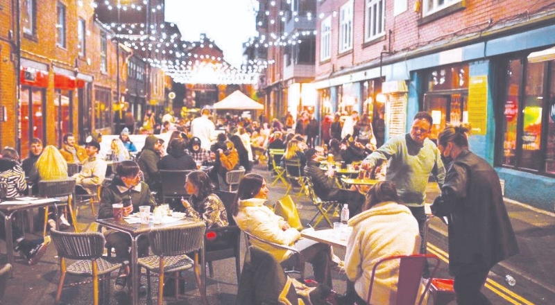 İngiltere'de maske takmak zorunluluk olmaktan çıkıyor