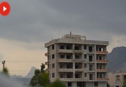 İnşaat halindeki binada çocukların tehlikeli oyunu