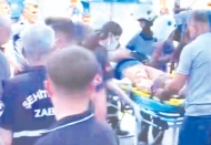 İnşaat işçisi çatıda asılı kaldı