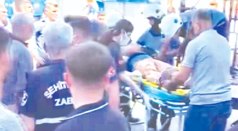 İnşaat işçisi çatıda asılı kaldı