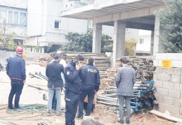 İnşaatta dengesini kaybeden işçi zemine çakıldı