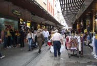 İnsan çok, bayram alışverişi yapan yok