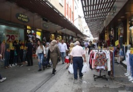İnsan çok, bayram alışverişi yapan yok
