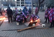 İnsanlar, parklarda ateş başında sabahladı