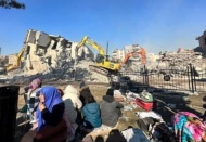 İnsanların cenazesi kucağında, yıkamadan battaniye ile gömüyorlar