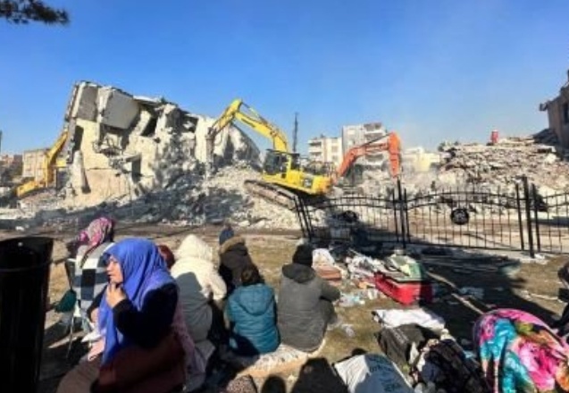 İnsanların cenazesi kucağında, yıkamadan battaniye ile gömüyorlar