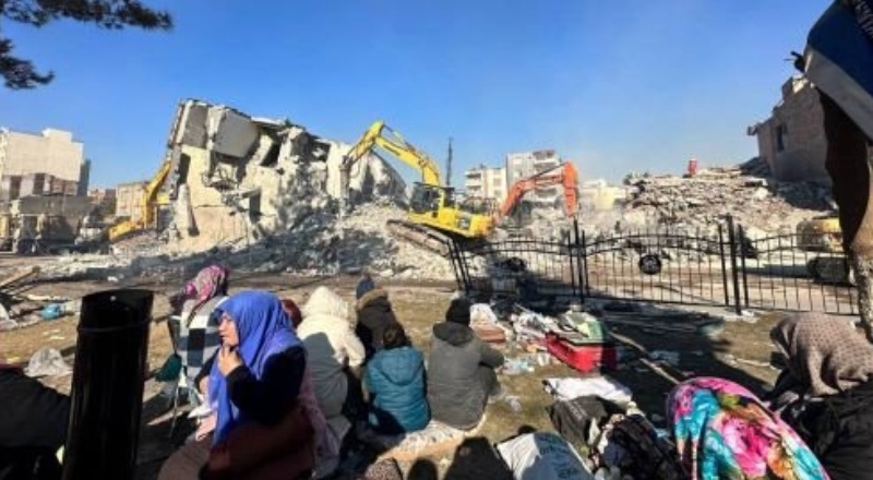 İnsanların cenazesi kucağında, yıkamadan battaniye ile gömüyorlar