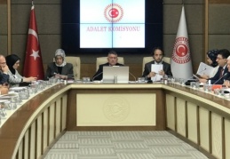 İnternet ve sosyal medyada yeni yaptırımlar öngören yasa teklifinin ilk 15 maddesi, TBMM Adalet Komisyonu’nda kabul edildi