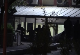 İntihar eden şahsın yakınları hastane bahçesinde birbirine girdi