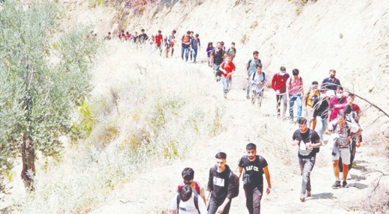 İran kaçak geçişlere göz yumuyor, TIR’larla Afganlıları Türkiye’ye gönderiyor
