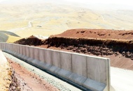 İran sınırında kaçak geçişleri engellemek için beton duvar örülüyor