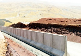İran sınırında kaçak geçişleri engellemek için beton duvar örülüyor