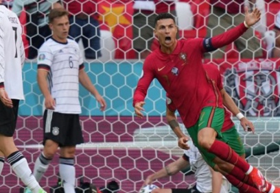 İranlı Ali Daei'den gol rekorunu yakalayan Cristiano Ronaldo'ya kutlama