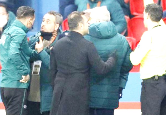 Irkçı hakemin sabıka dosyası kabarık!