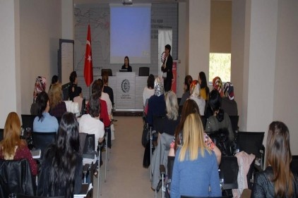 İş hayatına atılmak isteyen kadınlara &#8220;girişimcilik&#8221; eğitimleri veriliyor