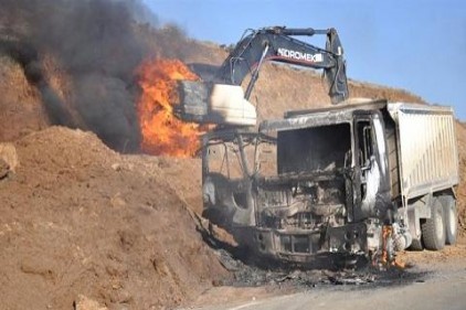 İş makineleri yakıldı