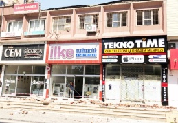 İş merkezinin çatı duvarı çöktü, faciadan dönüldü