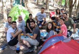 İş stresini hafta sonlarında ormanda kamp yaparak atıyorlar