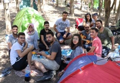 İş stresini hafta sonlarında ormanda kamp yaparak atıyorlar