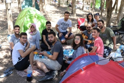 İş stresini hafta sonlarında ormanda kamp yaparak atıyorlar