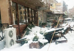 İş yeri sahibi tentenin altında kalmaktan saniyelerle kurtuldu