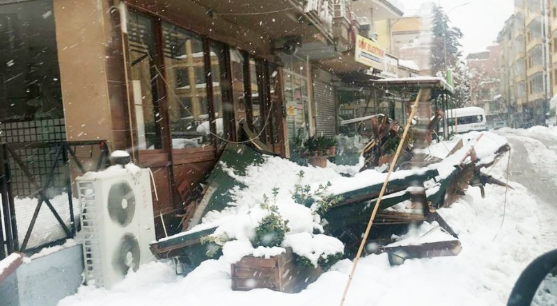 İş yeri sahibi tentenin altında kalmaktan saniyelerle kurtuldu