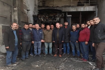 İş yeri yanan esnafa meslektaşları sahip çıktı 