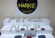 İş yerinin duvarından 14 kilo esrar ve 6 bin uyuşturucu hap çıktı 