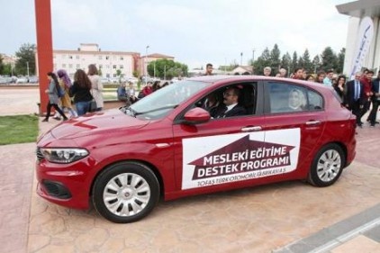 İşadamı M. Ali Topçuoğlu&#8217;ndan GAÜN&#8217;lü öğrencilere araç desteği
