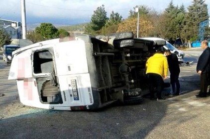 İşçi servis minibüsleri çarpıştı: 1&#039;i ağır 20 yaralı