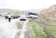 İşçi servisi devrildi: 15 yaralı