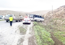 İşçi servisi devrildi: 15 yaralı