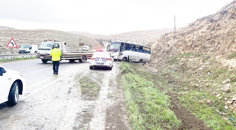 İşçi servisi devrildi: 15 yaralı