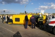 İşçi servisi ile otomobil çarpıştı:14 yaralı 