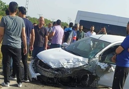 İşçi servisi otomobille çarpıştı: 9 yaralı