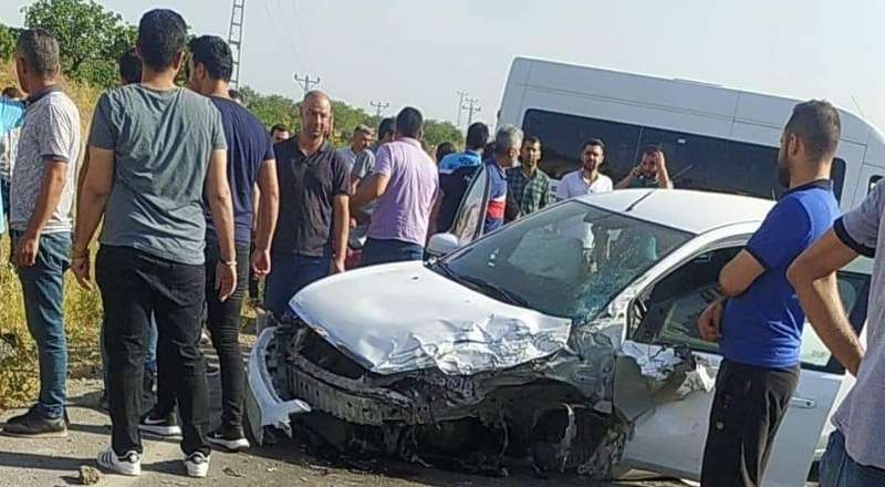 İşçi servisi otomobille çarpıştı: 9 yaralı