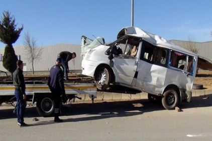 İşçi servisi takla attı, 11 işçi yaralandı