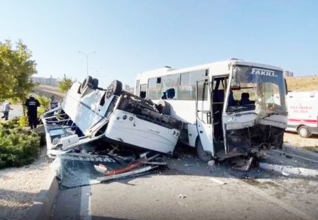 İşçi servisleri çarpıştı, 19 kişi yaralandı