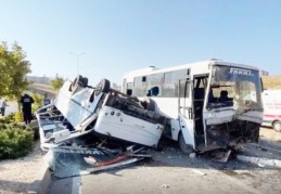 İşçi servisleri çarpıştı, 19 kişi yaralandı