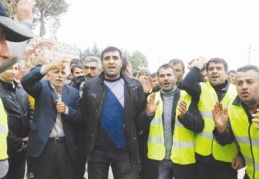 İşçiler alacakları için çatıya çıktı 